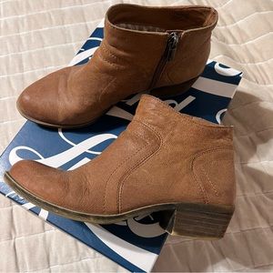 Lucky Brand brolley ankle boot in almond, GUC, size 7